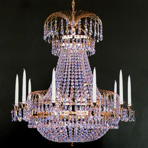 Loistelias perinteinen säihkyvä kristallikruunu, tunnelman luoja,todellista luksusta kotiisi.